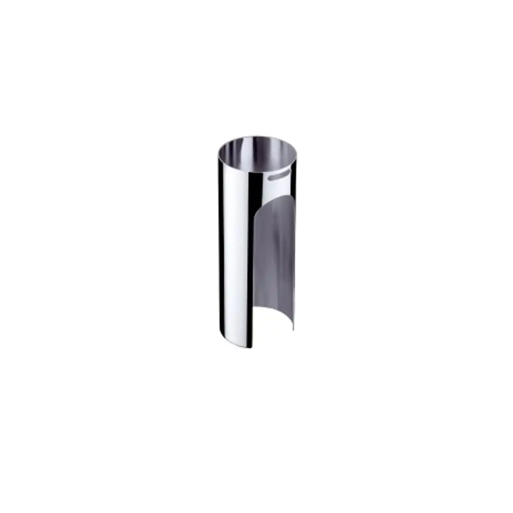 Hohlzylinder aus glänzendem Metall mit einer seitlichen Öffnung, konzipiert für Rohrverkleidungen von Hansgrohe.